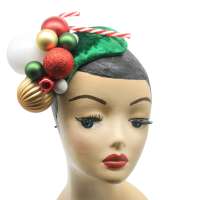 Kleiner Half Hat mit Weihnachtskugeln und Zuckerstange